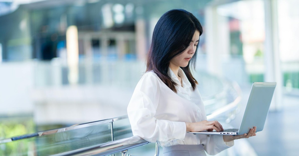 How to Stop Checking Your Phone During Dinner