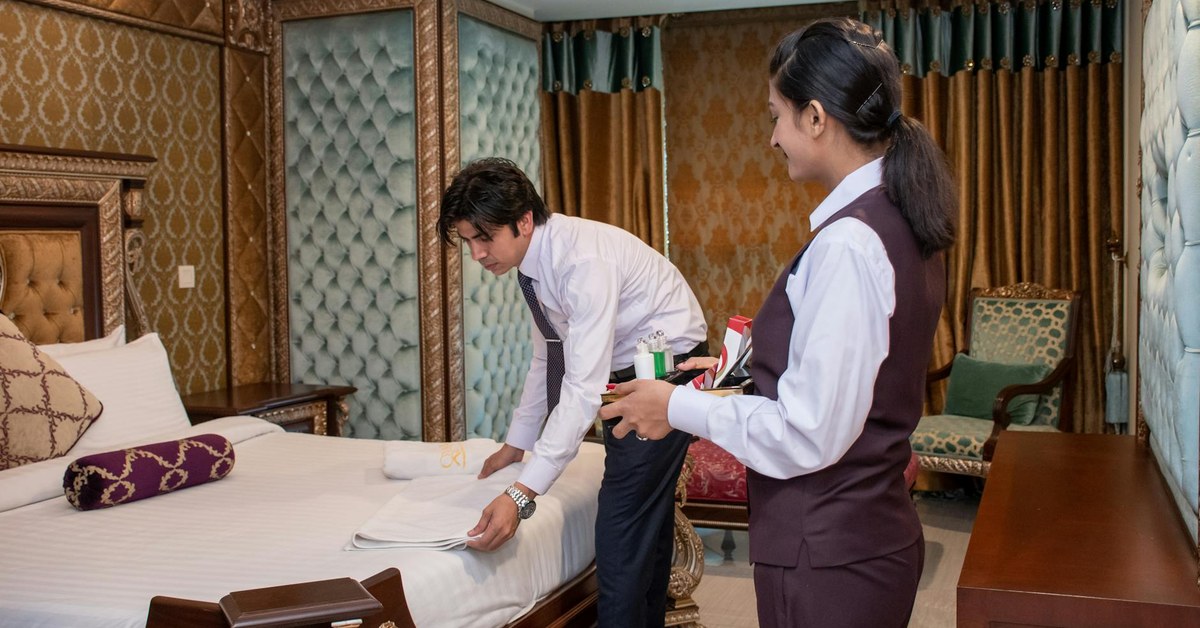 The Myth of Peak Performance: Re-evaluating Peak Period Operations Efficiency in Hospitality