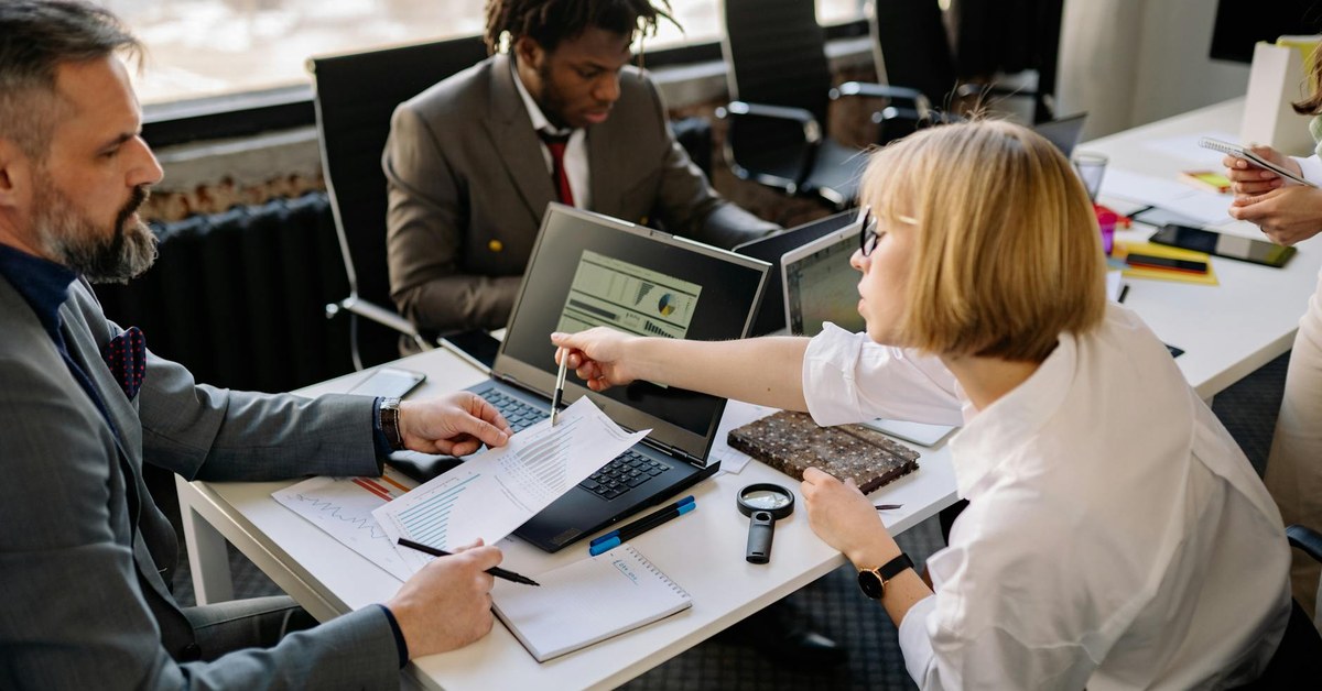 Strategic Thinking for Sales Directors: Beyond the Quarterly Horizon