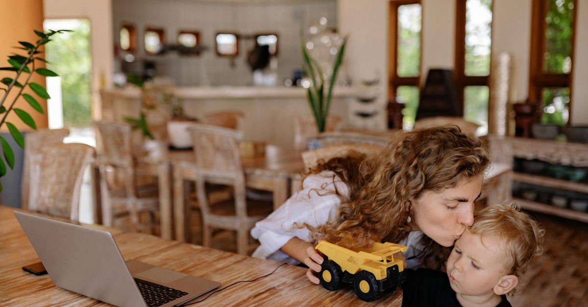 The Lunch Break Revival: Why Eating at Your Desk Is Costing You