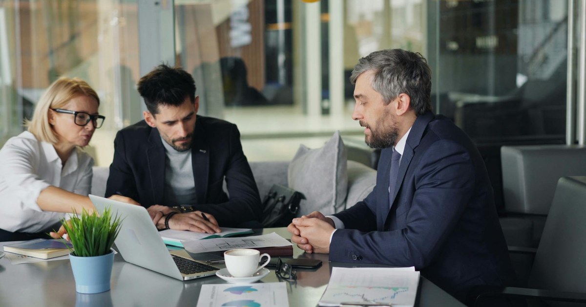 What to Look for in an AI Consultant (Red Flags and Green Flags)