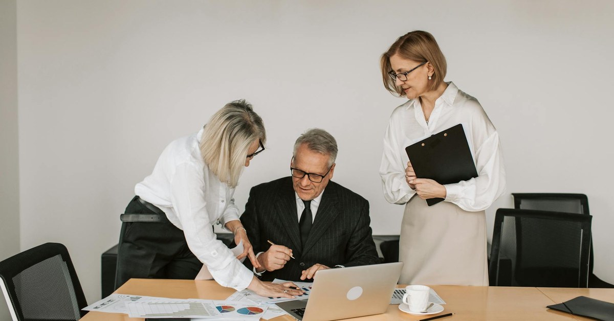 Beyond the Obvious: When to Hire a Fractional Executive and Why Your Current Strategy is Failing